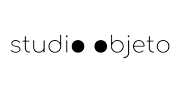Logo do Studio Arthur Casas - parceiro de design no desenvolvimento de luminárias de bambu com o Hub Bamboo.