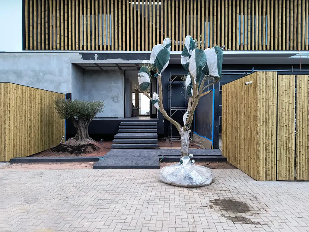 Fachada Casa Bombinhas Pukao Arquitetura brise de bambu gigante executado pela Tubambu gerida pelo Método BOV do Hub Bamboo